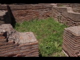 07967 ostia - regio v - insula ii - domus del protiro (v,ii,4-5) - raum (3) - bli ri norden - 06-2024.jpg